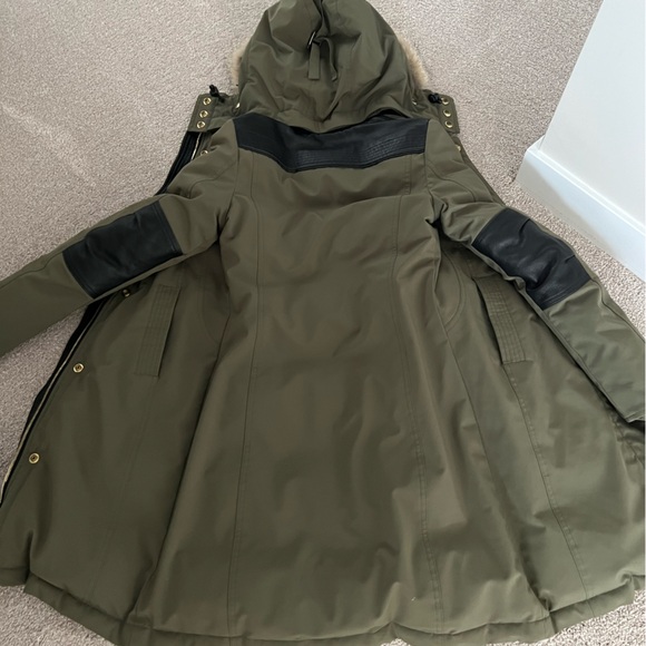 CMFR Women’s Down Parka with Coyote Fur Trim – Size XS
Rated for -30°C - Picture 5 of 16